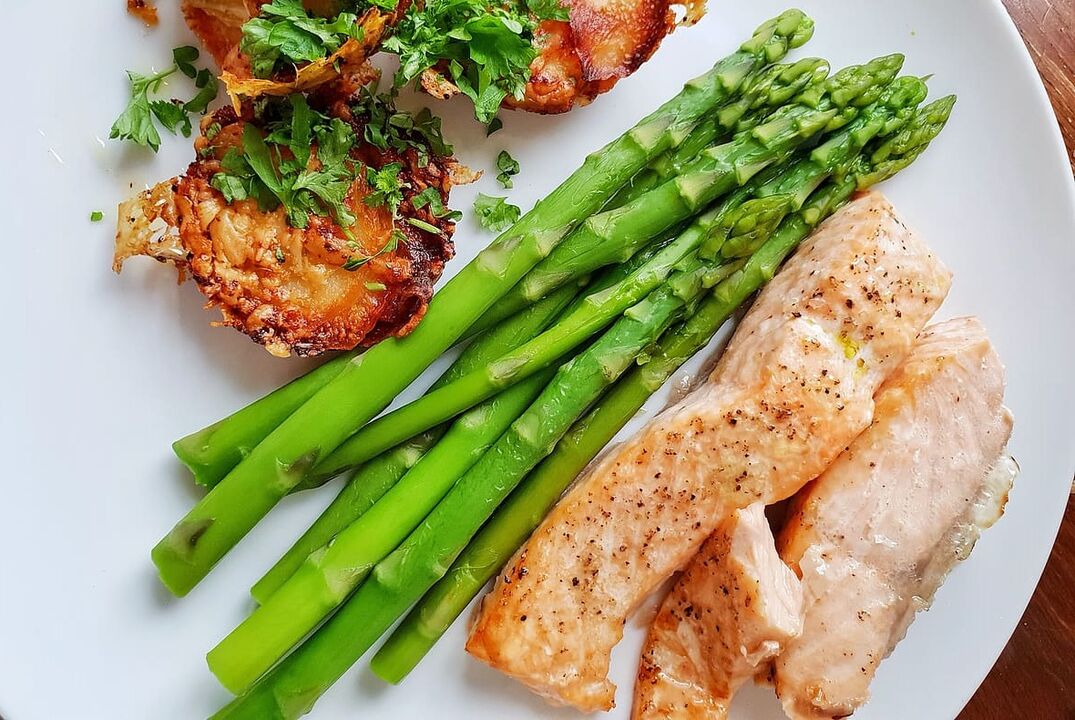 Inihurnong isda na may asparagus sa low-carb diet menu