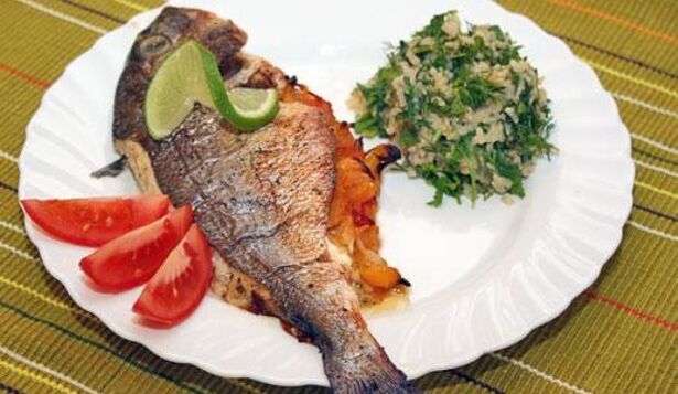 Lean fish na may salad sa menu ng gout diet