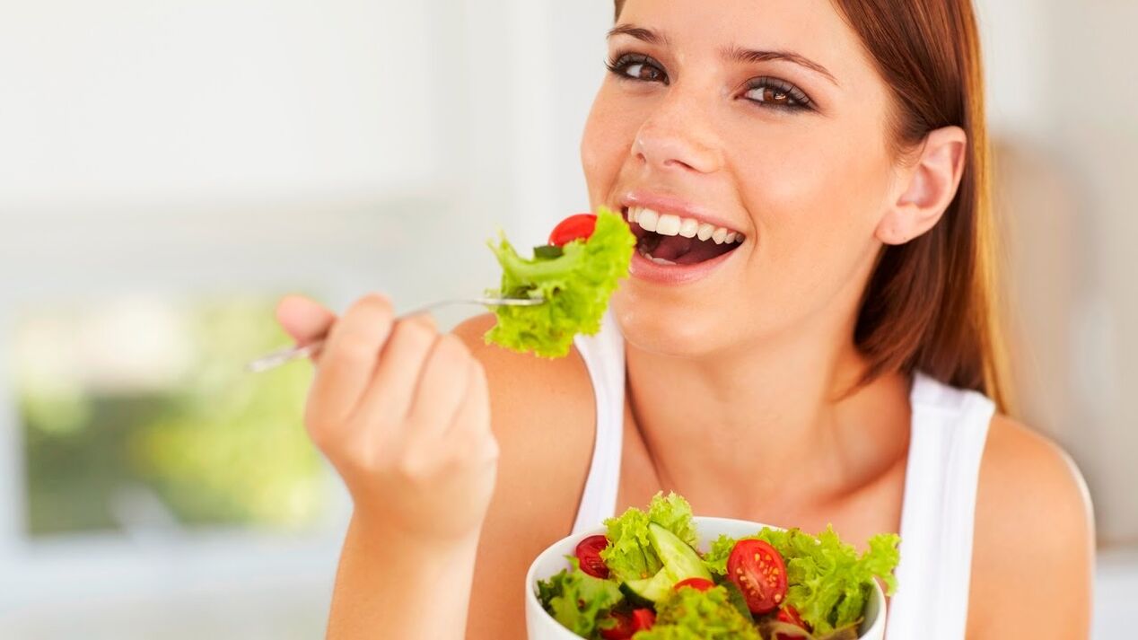 kumakain ng berdeng salad sa isang tamad na diyeta